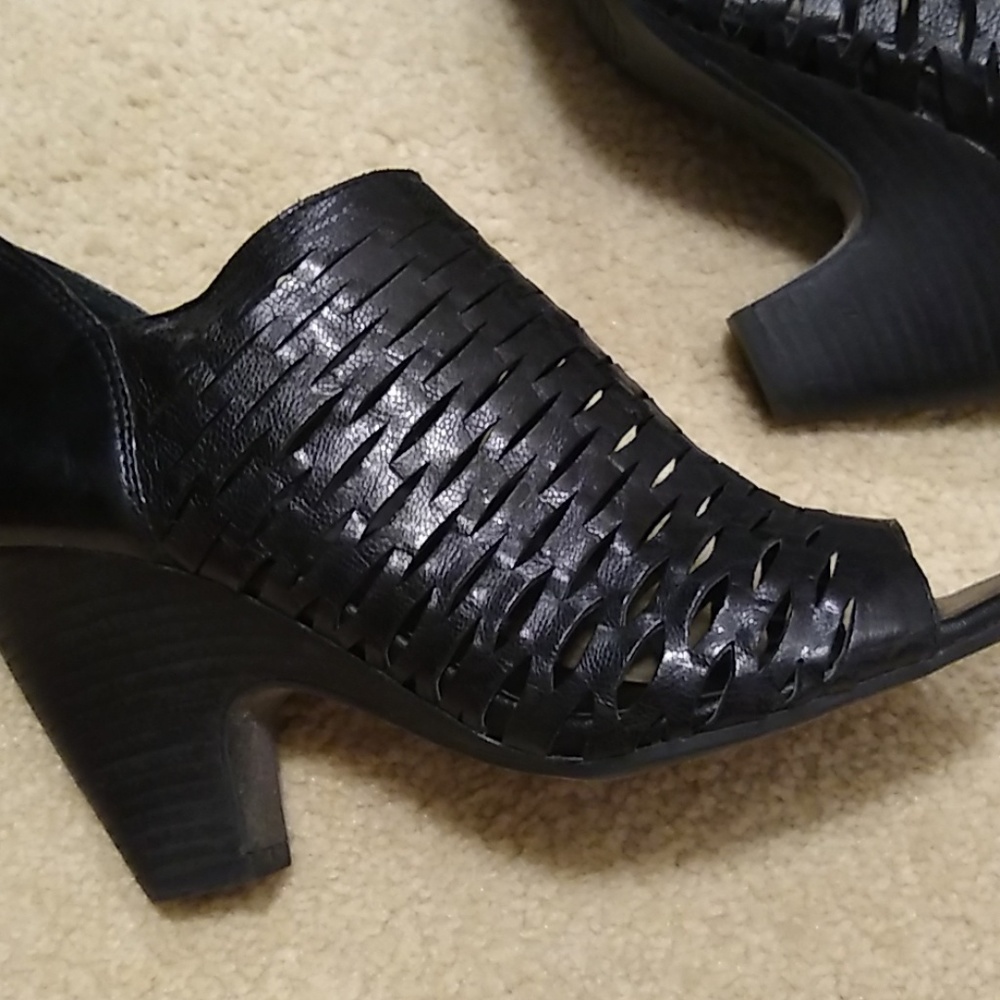 Shoes, black mesh open toe. Very little wear - Picture 3 of 3